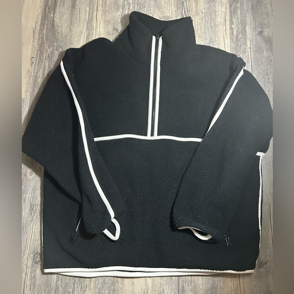 Women’s LaMarque black Sherpa fleece with leather trim in size small
